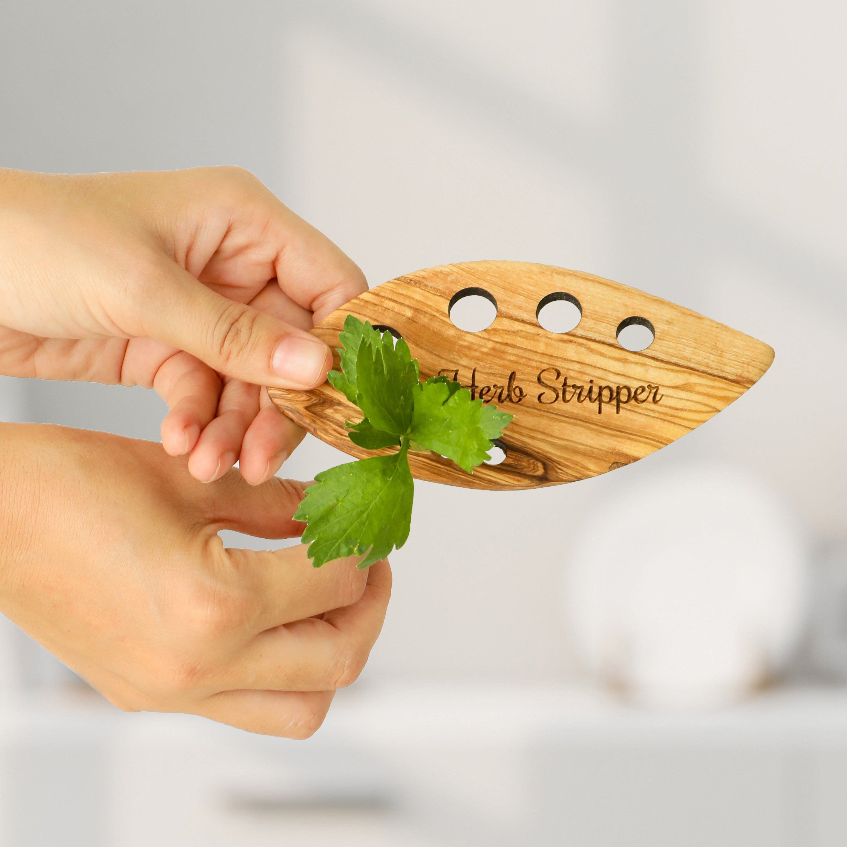 Olive Wood Herb Stripper – 8-Hole Leaf Plate (14 cm)