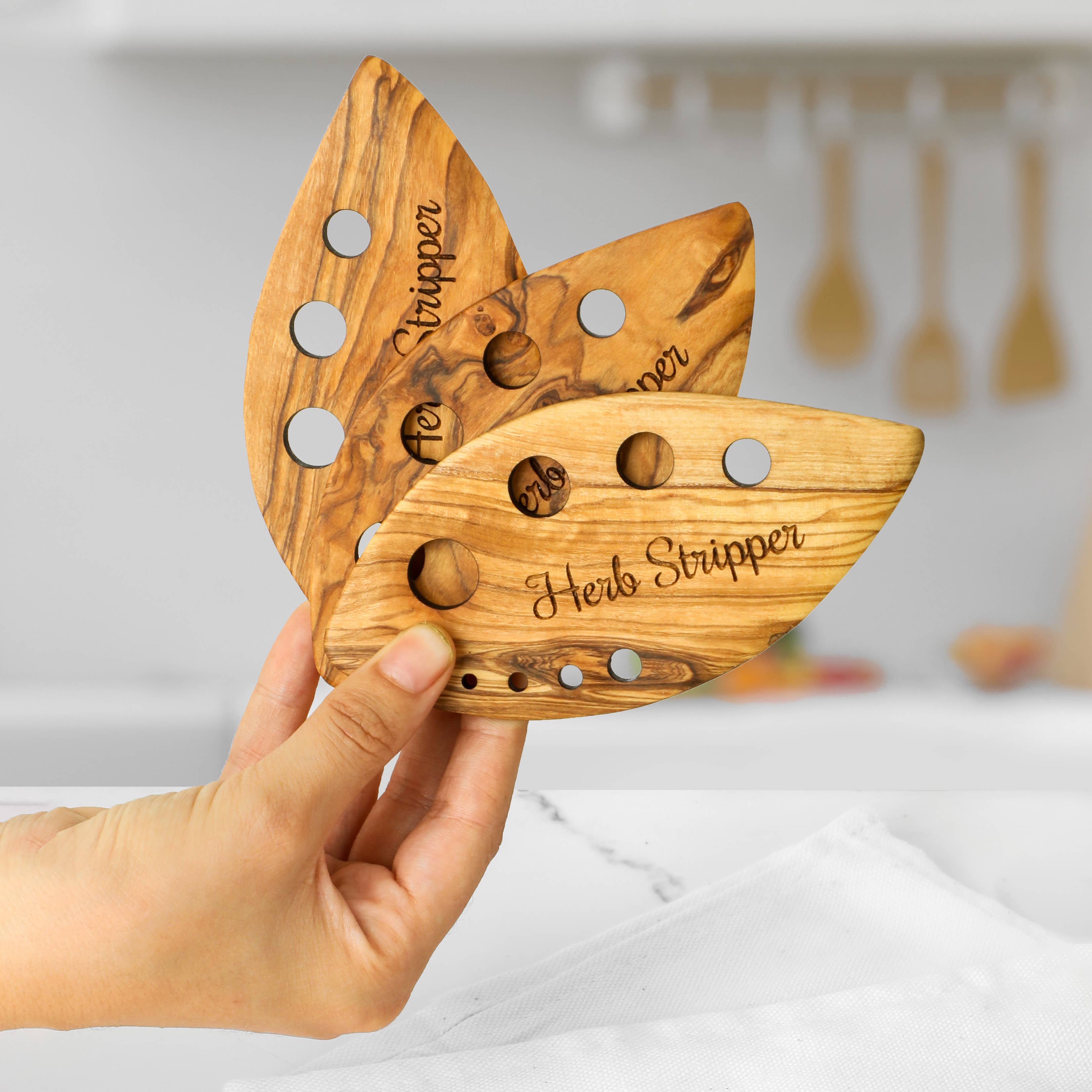 Olive Wood Herb Stripper – 8-Hole Leaf Plate (14 cm)